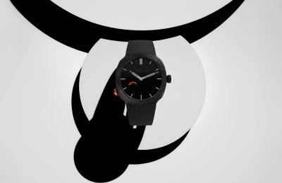 Dit horloge wind je op met een Reebok Pump-knop